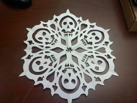 skull paper snowflake ^_^ Skull Snowflake Pattern, Skull Snowflake, Gothic Xmas, Christmas Skulls, Snowflakes Paper, Merry Creepmas, Paper Snowflake Patterns, Black Christmas Decorations, Snowflake Template