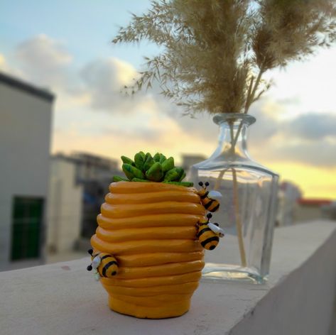 Handmade pot Beehive Coil Pot, Coil Pot Inspiration, Bee Plant Pot, Clay Coiling Ideas, Coiled Clay Projects, Clay Flower Pots Handmade, Ceramic Craft Ideas, Clay Plant Pot Ideas, Coil Method Ceramics