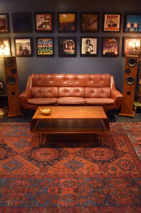 Music Venue Green Room, Basement Music Room Ideas, Cool Music Room, Basement Music Studio, Rock N Roll Living Room, Music Studio Room Design, Music Studio Room Ideas, Basement Music Room, Family Music Room