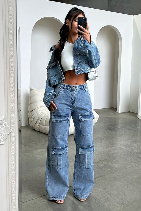 [AffiliateLink] Dare To Make A Statement With Adalia Jeans. These Bold, Blue Denim Jeans Feature Cargo Style Pockets, Belt Loops Around The Waist, Mid Rise, And A Baggy Wide Leg Fit, So You Can Look Your Best. Prepare To Turn Heads And Be The Trendsetter You Are! Match Her With A Blue Denim Jacket And A White Cropped Tee For A Cool And Edgy Look. Fabrication: 85% Cotton / 15% Polyester Sizing: Crystal's Height Is 163Cm/5'3 And Wears A Size Au 8 / Us 2. #croppeddenimjacketoutfit Rok Outfit, Vestiti Edgy, Top Aesthetic, Fest Outfits, Instagram Baddie, Looks Street Style, Cooler Look, Fit Ideas, Elegantes Outfit