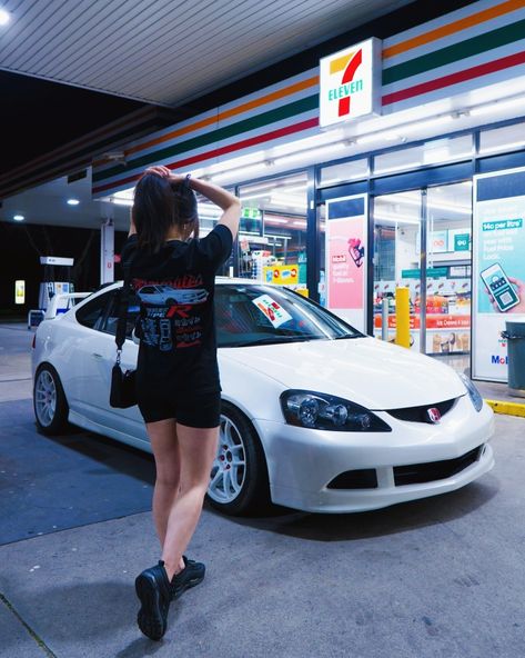 Honda jdm car girl 7eleven gas station shoot photography Kawaii, Mobil Civic, Honda Aesthetic, Dc5 Integra, Jdm Girl, 90s Japanese Cars, Aesthetic Jdm, Honda Integra Dc5, Wallpaper Carros