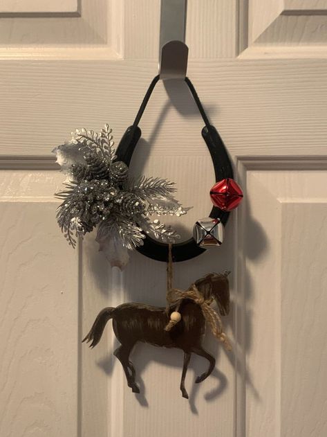 Decorated with two bells to ring with cheer, a trotting horse and Christmas decorations. Has a latigo lace strap to hang with. Horse Ornaments Diy, Western Christmas Decorations, Decorated Horse, Trotting Horse, Horseshoe Crafts Projects, Horse Christmas Ornament, Beaded Christmas Decorations, Winter Horse, Western Crafts