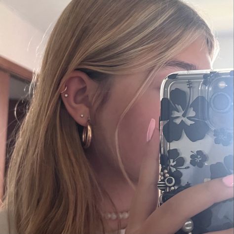 Eat Cartilage Piercing, High Cartilage Piercing, Double Helix Piercings Aesthetic, Cartalige Percinings, Cartridge Piercing, Double Helix Piercing Ideas, Helix Piercing Diamond, Hidden Helix Piercing, Helix Hoop Piercing