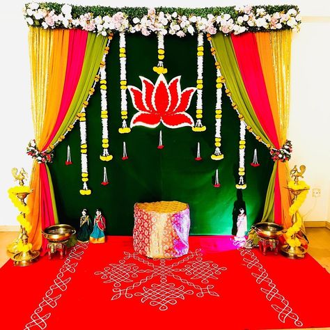 Decoration With Saree Wall, Simple Function Decoration, Decorations For Function, Ramayan Path Decoration At Home, Diy House Warming Decorations, Saree Function Decoration Ideas, Saree Backdrop Ideas, Saree Ceremony Decoration, Saree Decoration Ideas