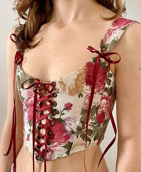 Corset Top Vintage, Corset Back Design, Summer Corset Top, Cool Corsets, How To Style Corset Tops, Corset On Top Of Shirt, Floral Corset Outfit, Corset Tops Outfit, Summer Corset Outfit