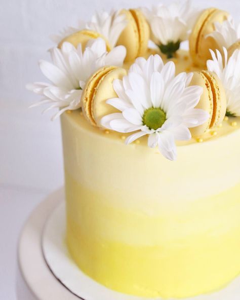 Yellow ombré cake with flowers and macaroons Yellow Cakes Decoration, Wedding Cake Ombre, Macaron Cake, Yellow Birthday, Spring Cake, Ombre Cake, Cakes For Women, Cake Decorating Designs, Yellow Cake