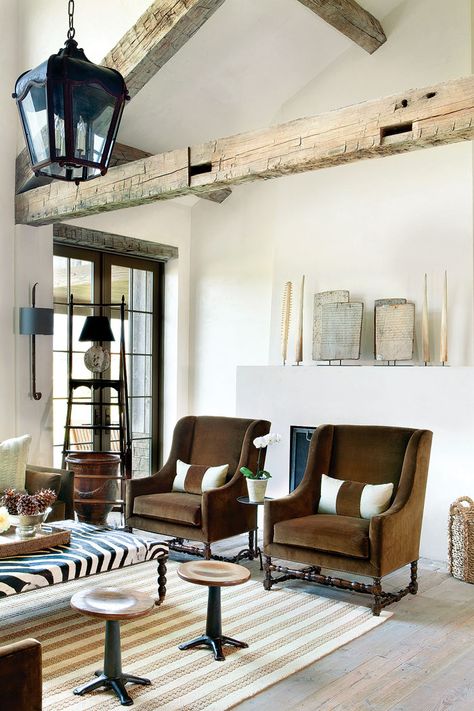 A Home Full of Vintage Finds Modern Rustic Living Room, Rustic Home Interiors, Modern Rustic Homes, Living Vintage, Mountain Living, Rustic Contemporary, Inviting Home, Rustic Living, Rustic Living Room