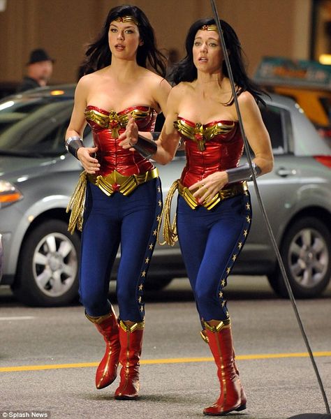 Adrianne Palicki and her double on the set of the now-cancelled TV show Wonder Woman #BehindTheScenes Adrienne Palicki, Adrianne Palicki, Stunt Woman, Stars D'hollywood, Stunt Doubles, Female Hero, Detective Comics, Comic Movies, Fashion Tv