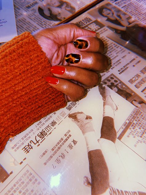 Tortoise And Red Nails, Red And Tortoise Shell Nails, Red Tortoise Shell Nails, Red Nails Acrylic Short, Tortishell Nails Design, Tortoiseshell Nails, Tortoise Shell Nails, Short Red Nails, Shell Nails