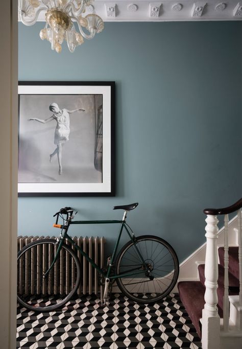 FARROW & BALL PAINT INSPIRATION - Arthur Lee Arthur Lee Farrow And Ball Hallway, Farrow And Ball Wallpaper, Farrow And Ball Living Room, Hallway Paint Colors, Blue Hallway, Farrow Bal, Hallway Paint, Entryway Tile, Oval Room Blue