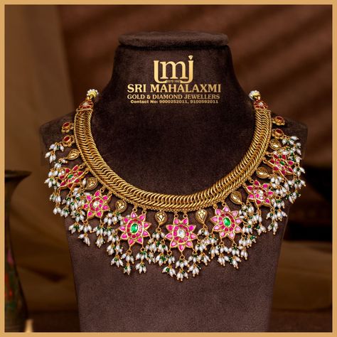 Latest Trending Kundan jalebi Necklace in floral design with best quality rice pearls and emeralds beads. Gross weight 10.380 Net weight 78.186 Price 6,70,000/- Shop or Visit our store for more amazing pieces. 🏬 3-2-120 & 121, Mahankali St, Chowdar Pally, General Bazaar, Kalasiguda, Secunderabad 📞 Call/WhatsApp: 9100592011, 9652005510 🌐 Visit: www.srimahalaxmijewellers.in Book a video call appointment for a personalized experience. Free Shipping in India and USA. #SriMahalaxmiJewellers #M... Jalebi Necklace Designs, Jalebi Necklace, Gold Temple Jewellery, Neck Pieces Jewelry, Rice Pearls, Antique Gold Jewelry Indian, Modern Gold Jewelry, Fancy Necklace, Antique Gold Jewelry