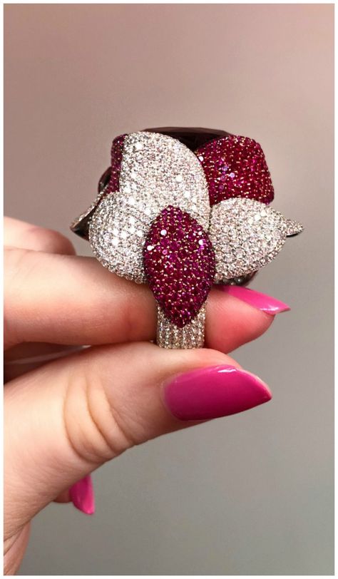 A magnificent ruby, rubellite, and diamond ring in the shape of a flower, by Italian jewelry brand Pasquale Bruni. Jewelry By Brand, Pasquale Bruni, Rings Ideas, Asymmetrical Earrings, Lucky Brand Jewelry, Italian Jewelry, Accessories Diy Jewelry, Ruby Jewelry, Jewelry Brand