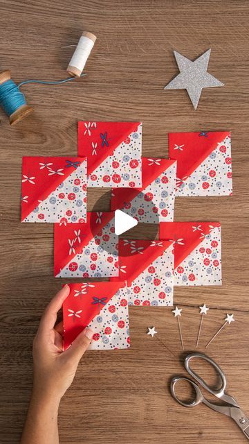 How To Sew Triangle Quilt Squares, Holiday Quilt Blocks, Triangle Quilts Ideas, Quick Quilt Patterns Free, Hst Quilt Patterns, Diy Christmas Quilt, Half Square Triangle Blocks, Applique Quilts Tutorial, Quilt Triangles