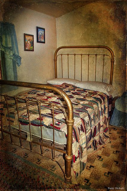 Iron bed frame and old handmade quilt Golden Fiddle, Gothic Laboratory, Vintage Bed Frames, Plum Bedding, Country Living Decor, Antique Iron Beds, Vintage Bed Frame, Old Bed Frames, Iron Beds