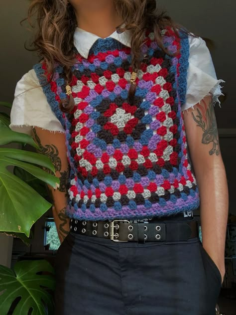 Granny Square Sweater Outfit, Granny Square Vest Outfit, Crochet Granny Square Sweater Vest, Granny Square Fashion, Crochet Patchwork Vest, Crochet Sweater Granny Square, Crochet Vest Granny Square, Granny Squares Sweater, Granny Square Sweater Vest