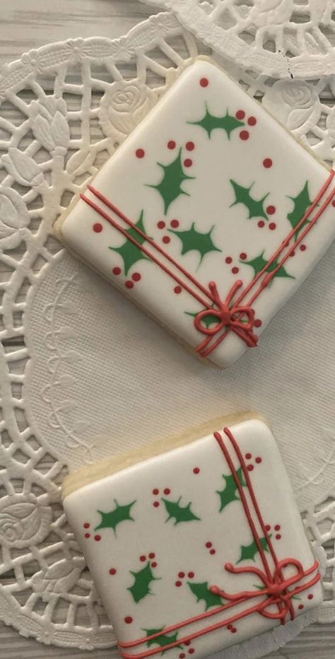 Square Shaped Christmas Cookies, Classy Christmas Cookies, Wet On Wet Christmas Tree Cookies, Round Christmas Sugar Cookies, Christmas Cookie Sets Decorated, Christmas Cookies Buttercream, Circle Christmas Cookies Decorated, New Years Cookies Decorated, Circle Cookie Decorating Ideas