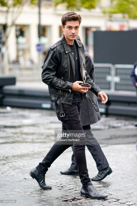 Chico Lachowski, Rafael Miller, Street Style Paris Fashion Week, Formal Attire For Men, Black Outfit Men, Francisco Lachowski, All Black Looks, Paris Fashion Week Street Style, Leather Jacket Outfits