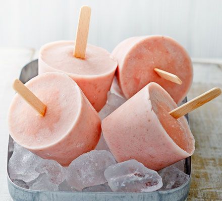 With a little supervision, kids will love to whizz up the ingredients for these milky banana and strawberry ice lollies Strawberry Ice Lollies, Fruit Lollies, Ice Lolly Recipes, Yogurt Pops, Ice Lollies, Raspberry Coconut, Fruit Ice Cream, Chocolate Hazelnut Spread, Ice Lolly