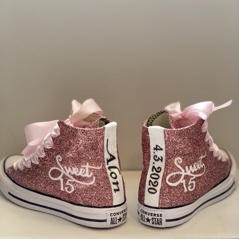 Prom Sneakers, Converse Rose Gold, Chuck Taylors Wedding, Sneakers Bride, Sweet 16 Shoes, Pink Glitter Converse, Gold Sweet 16, Quinceanera Shoes, Converse All Star Pink