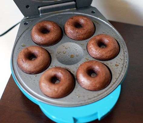 Quick and Easy Mini Chocolate Doughnuts - Pretty My Party Mini Donut Maker Recipes, Chocolate Doughnuts Recipe, Babycakes Donut Maker, Donut Maker Recipes, Quick Yummy Desserts, Mini Donut Recipes, Doughnut Recipe Easy, Mini Donuts Maker, Cake Donuts Recipe