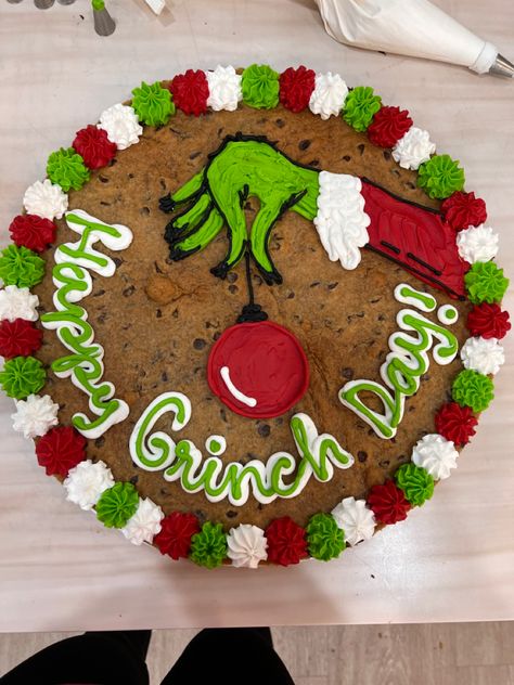 Hocus Pocus Cake Ideas Easy, Deer Cookie Cake, Holiday Cookie Cake, Christmas Cookie Cakes Decorated, Decorating Cookie Cakes, Cookie Cake Thanksgiving, Turkey Cookie Cake, Grinch Cookie Cake, Christmas Message Cookies