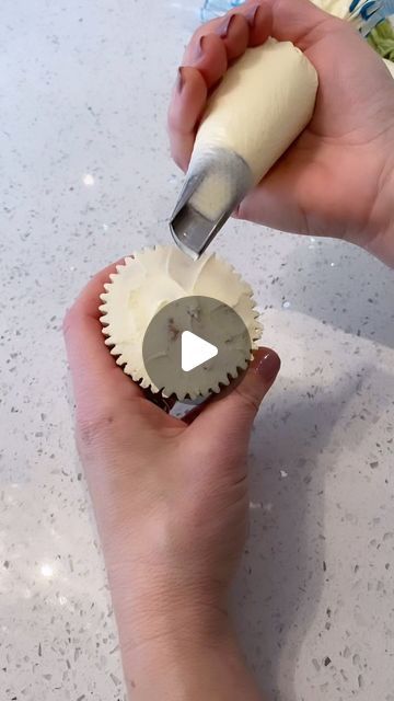 Jane Taylor - Founder of Taylor Made Cake Courses™️ on Instagram: "Here’s a simple buttercream flower for you to try 🙌🏻 if you don’t have a 120 or a 121 using the 123 for all petals will work ❤️ enjoy⁣ .⁣ .⁣ .⁣ .⁣ .⁣ #bakery #baking #birthdaycake #buttercream #buttercreamcake #cakeart #cakeartist #cakecakecake #cakedecorating #cakedecorator #cakedesign #cakeideas #cakeinspiration #cakelover #cakeoftheday #cakes #cakesofinstagram #cakestagram #chocolatecake #cupcakes #dessert #instacake #pipingskills #pipingtechniques #pipingtips #prettycake #prettycupcakes #reelitfeelit #satisfying #vintagecake" Cupcake Flower Decorating Ideas, Butter Cream Cupcake Designs, Cake Decorating Flowers Buttercream, How To Make Icing Flowers Easy, Petal Tip Cake Decorating, Cupcakes With Eucalyptus Leaves, Buttercream Fall Flowers Tutorial, Simple Buttercream Flowers, Best Buttercream For Piping Flowers