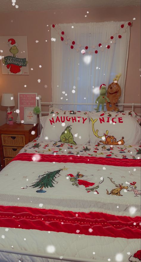 Pottery Barn Grinch Bedding, Grinch Christmas Room Decor, Grinch Christmas Room, Grinch Bedroom Decor Ideas, The Grinch Bedroom Decor, Grinch Christmas Decorations Bedroom, Grinch Bedroom Ideas, Grinch Themed Bedroom, Christmas Decorated Rooms Bedrooms