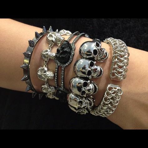 Bracelets Grunge, Silver Jewelry Aesthetic, Weird Videos, Stack Jewelry, Wedding Jewelry Silver, Jewelry Grunge, Jewelry Stack, Xo Jewelry, Grunge Jewelry