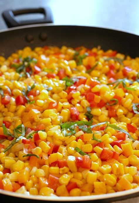 You can use leftover cooked corn or fresh corn from the cob to make this amazing Fresh Corn Succotash! Thanksgiving Corn, Cooked Corn, Fresh Corn Recipes, Succotash Recipe, Corn Succotash, Corn Recipes Side Dishes, Sweet Corn Recipes, Corn Side Dish, Easy Vegetable Side Dishes