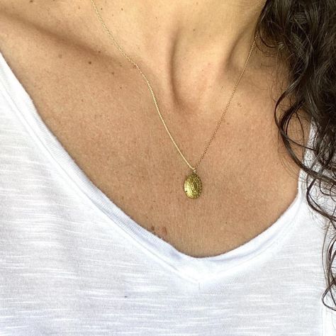 Oval Locket, Locket Pendant Necklace, Gold Bond, Oak Park, Jewelry Inspo, Locket Necklace, Polish Jewelry, Gold Filled Chain, Piercing Jewelry