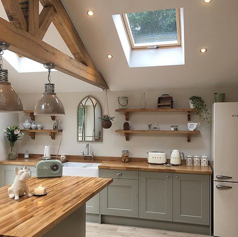 Greenbank Interiors ✨ Kirsty on Instagram: “I will never tire of seeing this gorgeous modern country style kitchen on my feed. I like to refer to @jadeantoniaa it as my kitchen…” Modern Country Kitchens, Country Modern Home, Rustic Country Kitchens, Country Kitchen Designs, Modern Country Style, Retro Kitchen Decor, Cottage Kitchens, Country Style Kitchen, Trendy Kitchen