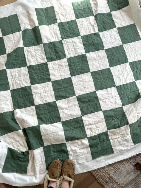 Quilt For Beginners Easy, How To Make A Twin Size Quilt, Easiest Quilt Ever, Grandma Quilt Aesthetic, Quilts Patterns Beginner, Starter Quilt Patterns, Modern Christmas Quilts Free Pattern, Square Block Quilts, Three Fabric Quilts