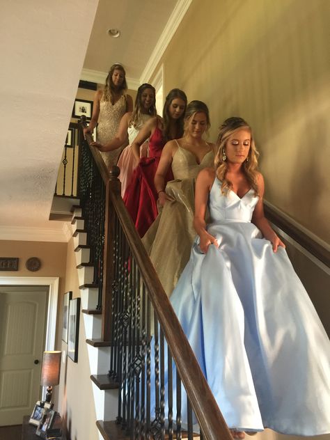 Prom Stair Photos, Prom With Friends Aesthetic, Prom Picture Friends, Prom Friend Pictures Group Poses, Prom Pics Aesthetic Friends, Prom Photoshoot With Friends, Wanhat Dress, Ball Photoshoot Ideas, Prom Pic Inspo Friends