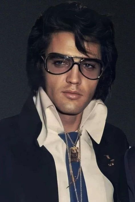 Elvis Presley Hair, Elvis Aloha From Hawaii, Elvis Presley Wallpaper, Elvis Wallpaper, Elvis Presley House, Elvis Presley Songs, Elvis Presley Memories, Elvis Presley Videos, King Elvis Presley