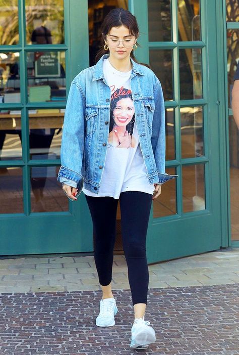 Selena Gomez's style just keeps getting better. See her best outfits ever, here. Amusement Park Outfit Summer, Park Outfit Ideas, Amusement Park Outfit, Celeb Outfits, Park Outfit, Travel Fits, Outfit Verano, Hershey Park, Family Matching Pajamas