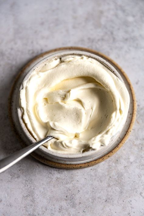 Homemade Whipped Frosting, Cream Cheese Uses, Whipped Cream Cheese Frosting Recipe, Cream Cheese Frosting Recipes, Easy Whipped Cream, Whipped Cream Cheese Frosting, Easy Frosting, Whipped Frosting, Whipped Cream Cheese