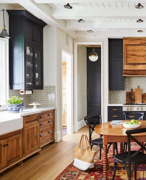 15 two-tone kitchen cabinet combos you'll want to try Kitchen Cabinets Painted Grey, Countertop Concrete, Two Tone Kitchen Cabinets, Trendy Kitchen Colors, Natural Wood Kitchen, Two Tone Kitchen, Black Kitchen Cabinets, Top Kitchen, Wood Kitchen Cabinets