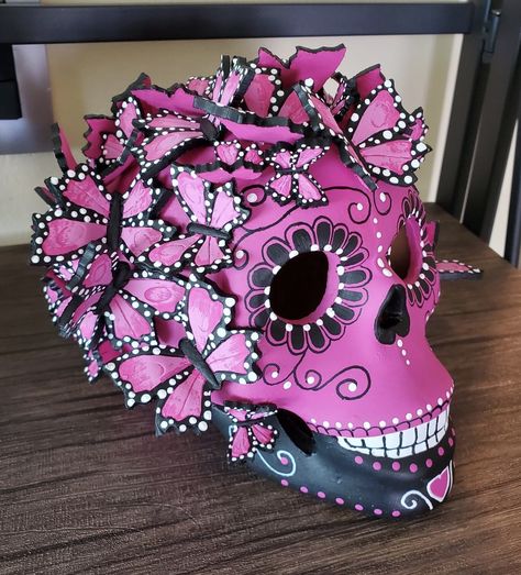 Sugar Skull Design Ideas, Painted Skull Ideas, Sugar Skull Birthday, Sugar Skull Diy, Cow Skull Decor, Mexican Halloween, Dia De Los Muertos Decorations Ideas, Sugar Skull Decor, Bead Bottle