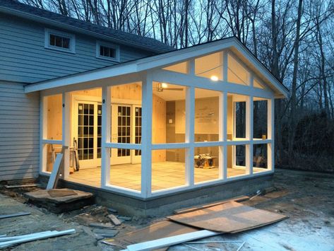 Modern Farmhouse Sunroom, Farmhouse Sunroom, Veranda Design, Farmhouse Porch Decor, Porch Kits, Porch Design Ideas, Trendy Farmhouse, Screened Porch Designs, Sunroom Addition