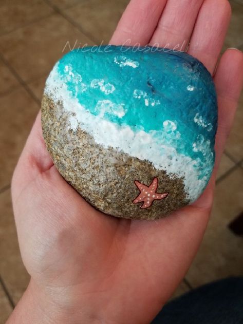 Beach Rocks Painting, Rock Painting Ideas Landscapes, Beach Painting On Rock, Rock Painting Ideas Sea, Rock Painting Ocean, Painted Rocks Preppy, Beach Rock Art Ideas, Rock Painting Ideas Ocean, Hand Painted Rocks Ideas Beach Stones