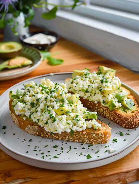 Easy Cottage Cheese Avocado Toast Egg Cottage Cheese, Cheese Avocado Toast, Cottage Cheese Avocado, Low Calorie Pancakes, Cottage Cheese Pancakes, Avocado Toast Recipe, Grain Bread, Cottage Cheese Recipes, Toast Toppings