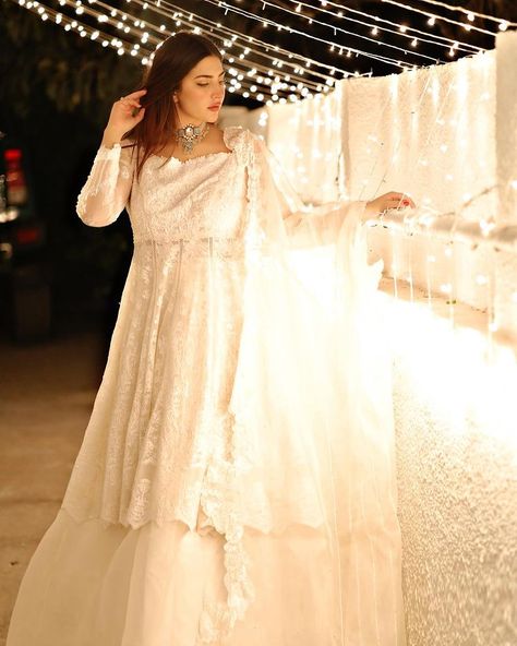 Naimal Khawar Abbasi su Instagram: "💃🥁 👗 @zainabsalmanstudio 💄 @gullunapk 💎 @abreeshofficial 🌸 @markyourdayevents" Pakistani White Dress, Naimal Khawar, Elegant Fashion Outfits, Simple Dress Casual, Ali Dress, Shadi Dresses, Nikkah Dress, Pakistani Fancy Dresses, Long Dress Design