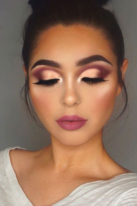 Best Fall Makeup Looks and Trends for 2017 ★ See more: http://glaminati.com/fall-makeup-looks/ Make Up Designs, Party Make-up, Wedding Makeup Tips, Charles James, Make Up Inspiration, Fall Makeup Looks, Makijaż Smokey Eye, Winged Liner, Make Up Looks