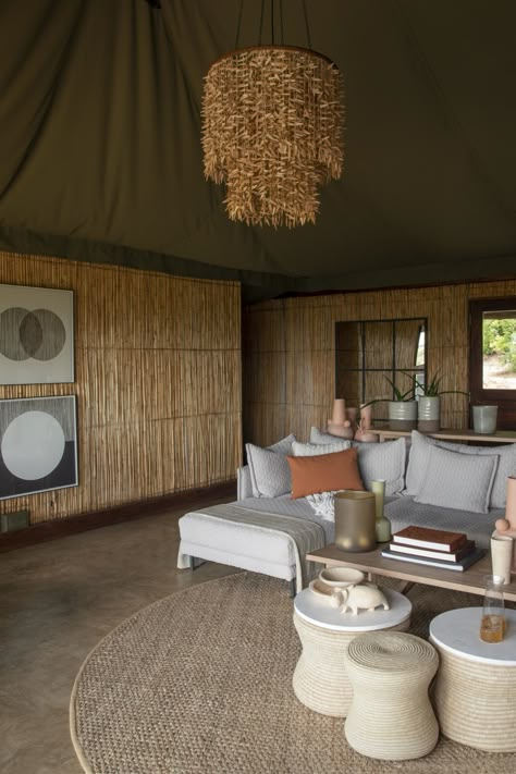 Safari Style Interior, Safari Lodge Decor, Safari Lodge Interior, Lodge Interiors, African Safari Lodge, Sustainable Hotel, Bush House, Rooftop Tent, Wellness Studio