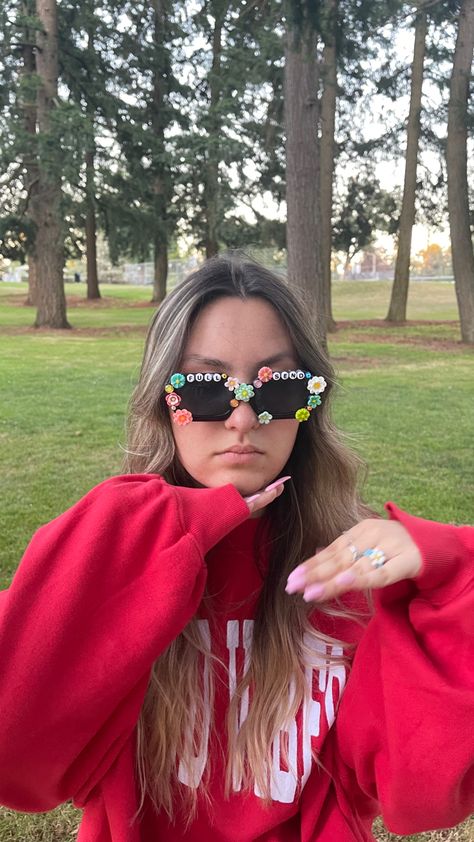 Sunglasses Aesthetic Summer, Decorated Sunglasses Aesthetic, Decorate Sunglasses Aesthetic, Sunglass Decorating Craft, Bead Sunglasses Diy, Sunglass Decoration, Sunglasses Decoration Diy, Writing On Sunglasses, Senior Sunglasses