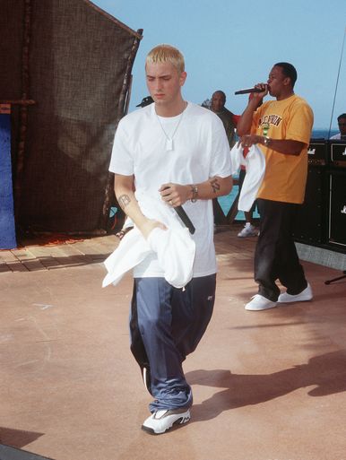 Eminem Eminem Fashion, Hip Hop 90, Moda Z Lat 90., 90s Outfit Party Hip Hop, Eminem Style, 90s Fashion Guys, 90s Fashion Outfits Hip Hop, The Slim Shady, 90s Rappers