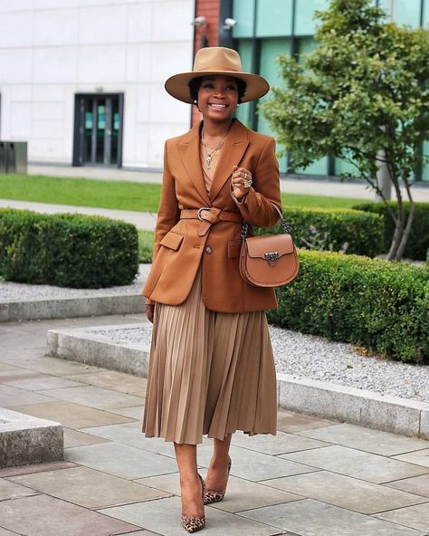 Rok Outfit, Monochromatic Fashion, Monochromatic Outfit, Elegant Clothes, Chique Outfits, 가을 패션, Mode Inspiration, Earthy Tones, Work Fashion