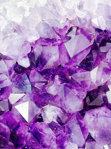 purple crystal Purple Aesthetics, Crystal Background, Purple Vibe, Crystal Aesthetic, Amethyst Quartz Crystal, Pretty Rocks, Artist Aesthetic, All Things Purple, Aesthetic Colors