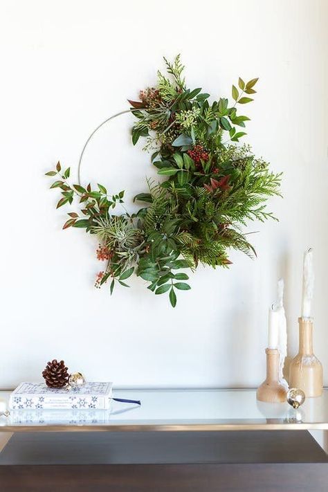 Modern Wreath Ideas: Half Wreath | Half wreaths are versatile in that they can be left simple, or embellished with as many blooms and baubles as your heart desires. Personally, I'm loving the half wreath's resemblance to those dreamy crescent moon flourishes prominently found in many Art Nouveau designs, which is why Paper & Stitch's floral-filled half wreath is one of my favorites. Wreath Making Party, Julkransar Diy, Jul Diy, Modern Holiday Decor, Modern Wreath, Porte Decorate, Chic Christmas, Noel Christmas, Modern Holiday