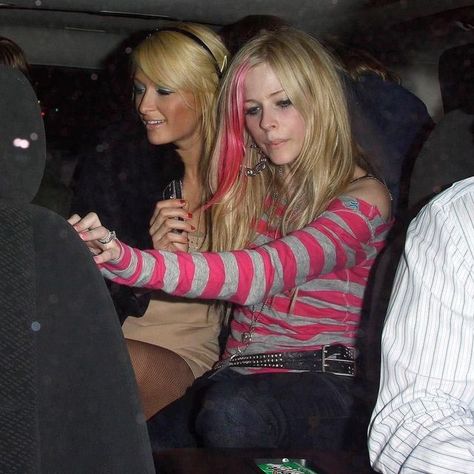 Nineties Violet 🔮 on Instagram: "Avril Lavigne and Paris Hilton partying together in the early 2000s 👯‍♀️" Paris Hilton Aesthetic, Paris Hilton 2000s, 2000s Pop Culture, Lying Game, Paris And Nicole, 2000s Icons, 2000s Pop, 2000s Party, Estilo Grunge